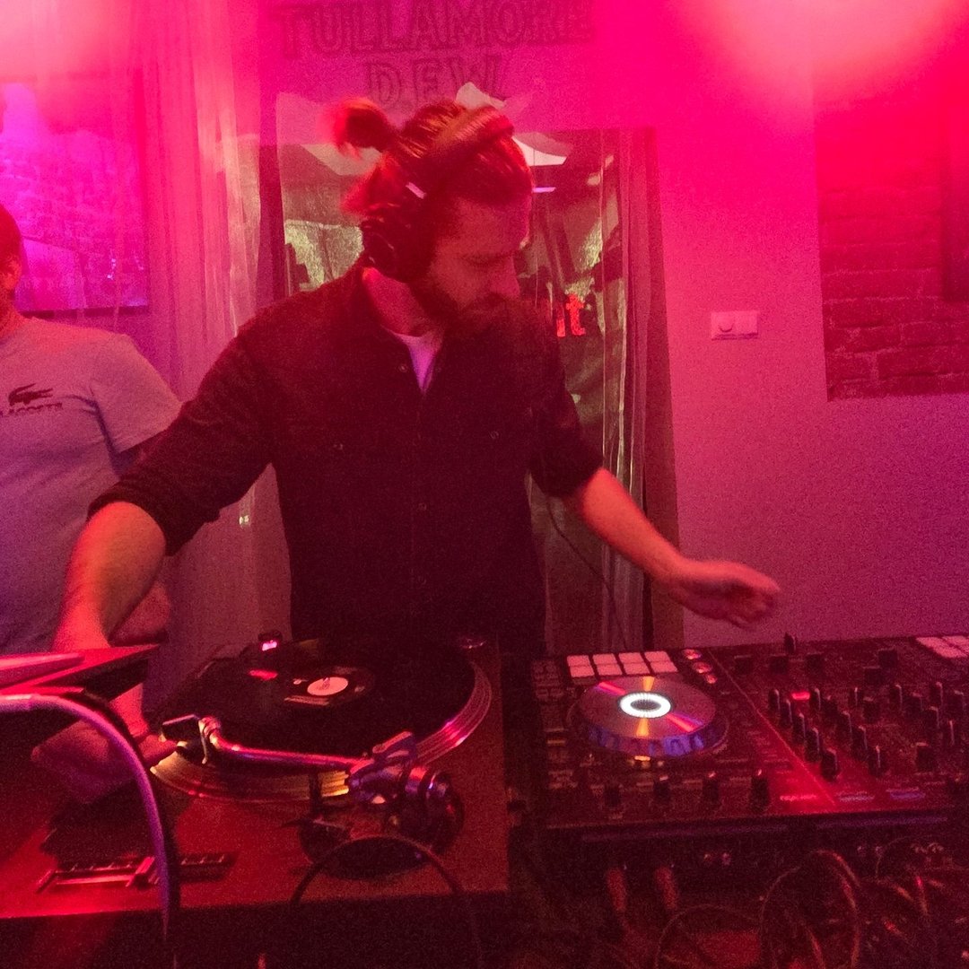 DJ przy stole mikserskim - profilowe